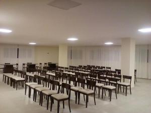an empty room with desks and chairs in it at Sul Mare Hotel in Valeria del Mar +28 photos
