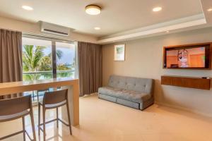 ein Wohnzimmer mit Sofa und Bar in der Unterkunft Ocean Dream Cancun by GuruHotel in Cancún