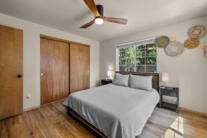 ein Schlafzimmer mit Bett und Deckenventilator in der Unterkunft Indio Cabin - Meredith Lodging in Bend + 84 Fotos