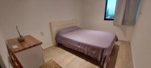 a small bedroom with a bed and a window at Alquiler cintia in Gualeguaychú