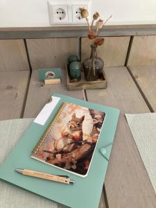 a book on a table with a picture of a cat at Gastenverblijf 't Oelengoor in Sinderen
