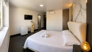 a bedroom with a white bed and a chair at Ocean Blue Beach in San Andrés