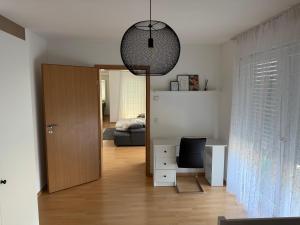 ein Wohnzimmer mit einer Tür, die zu einem Schlafzimmer führt in der Unterkunft rottweilsuite in Villingendorf