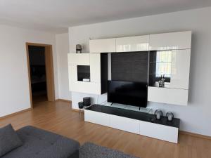 ein Wohnzimmer mit einem großen Flachbildfernseher in der Unterkunft rottweilsuite in Villingendorf