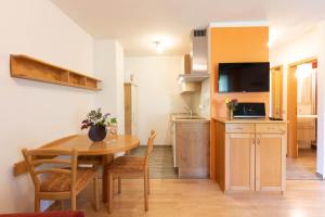 a kitchen and dining room with a table and chairs at Ferienwohnung Risthof 3 in Owingen