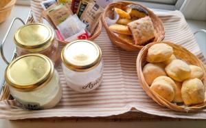チャスコムスにあるApart Hotel Las Moraditas - a 50 metros de la Lagunaのパンかごやバターの瓶が置かれたテーブル