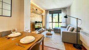 a living room with a table and a couch at Molina Molinísimo in La Molina