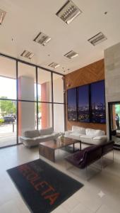 a living room with a couch and a table at Departamento de lujo en Col Americana con alberca in Guadalajara