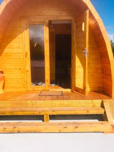 Außenansicht einer Holzhütte mit einem großen Fenster in der Unterkunft Lakeside view in Galway