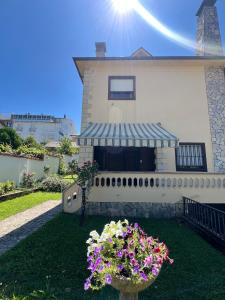 ein Haus mit einem Blumentopf im Garten in der Unterkunft La Almendrina Casa Rural in Villafranca del Bierzo + 41 Fotos