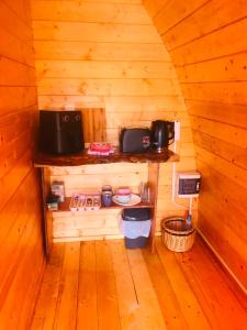 ein Holzzimmer mit Küche in einer Hütte in der Unterkunft Lakeside view in Galway