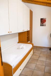 a small room with a bed with white cabinets at CASA MILENA in Settimo San Pietro +41 photos