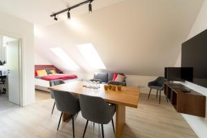 a room with a dining table and a bedroom at Glückszeit Apartments Gießen in Gießen