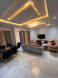 a living room with a couch and a tv at Residence LOUNA in Dakar