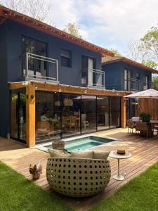 a house with a swimming pool in the yard at Refúgio com Pé na Areia in Mata de Sao Joao