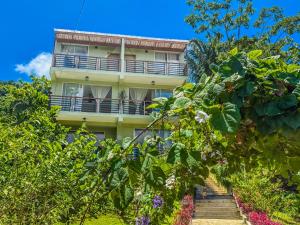 a yellow building with stairs leading up to it at Casa Li Tayrona in El Zaino