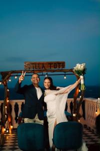 a bride and groom posing for a picture at their wedding at Hotel Villa Toti in Santa Verónica +136 photos