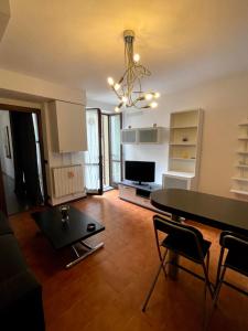 a living room with a table and a dining room at Bilocale fronte lago in Lovere