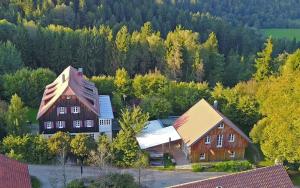 an aerial view of a house and a barn at Süße Wohnung im Grünen in Weiler