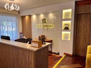 a lobby with a reception desk with a sign that reads ocean indolo at Casa Hidalgo Ecuador in Cumbayá