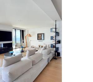 a living room with a white couch and chairs at Wiile State in Athánatoi