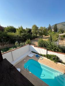 ein kleiner Swimmingpool im Garten mit in der Unterkunft La Almendrina Casa Rural in Villafranca del Bierzo