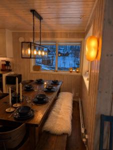 a dining room with a table and a window at Håvi Solsiden 11C in Trysil