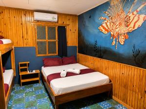 a bedroom with a bed with a painting on the wall at Casa Dolce Vita in Puerto Viejo