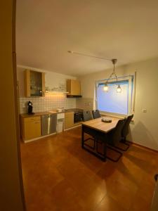 a living room with a table and a kitchen at Ferienwohnung Burgstadt Kastellaun in Kastellaun