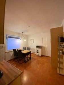 a living room with a dining room table and chairs at Ferienwohnung Burgstadt Kastellaun in Kastellaun