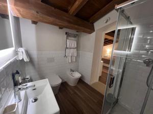 Kylpyhuone majoituspaikassa Easy Suites