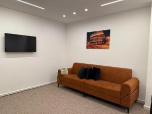 a living room with a couch and a tv on a wall at Hotel Mihad sulaymaniyah in As Sulaymānīyah