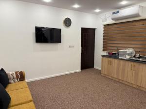 a living room with a flat screen tv on a wall at Hotel Mihad sulaymaniyah in As Sulaymānīyah