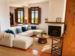 a living room with a couch and a fireplace at Casa Canciones in Alzira