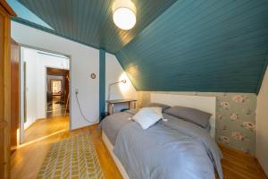 a bed in a room with a blue ceiling at Café Marie - Bed & Breakfast in Eggersdorf bei Graz