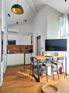 a kitchen and dining room with a table and chairs at Cozy Cribs Rasnov in Râşnov