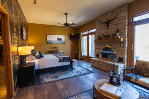 ein Wohnzimmer mit Bett und Kamin in der Unterkunft Sebree Meadows in Salina