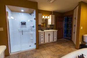 ein Badezimmer mit Dusche und Waschbecken in der Unterkunft Sebree Meadows in Salina