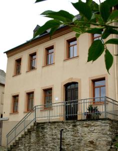 ein Gebäude auf einer Steinmauer in der Unterkunft Ferienwohnung Christine Nestler in Annaberg-Buchholz