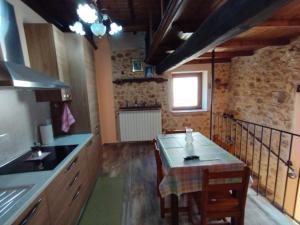 a kitchen with a table and a counter top at Casa vacanza da GIGI in Calascio