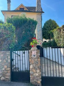 ein Tor vor einem Haus mit Blumen darauf in der Unterkunft La Almendrina Casa Rural in Villafranca del Bierzo