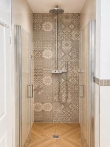 a shower with a glass door in a bathroom at Alb-Welle I Design-Apartment mit privater Sauna & Badkap-Nähe in Albstadt +42 photos