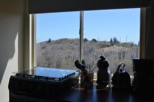 a kitchen counter with a view of a window at Casa Bista Montaña in Barber