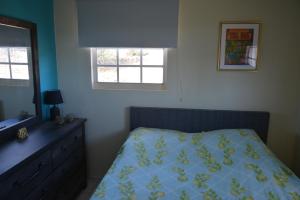 a bedroom with a bed and a dresser and two windows at Casa Bista Montaña in Barber +27 photos