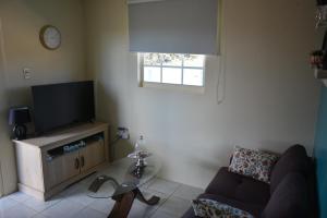 a living room with a couch and a flat screen tv at Casa Bista Montaña in Barber