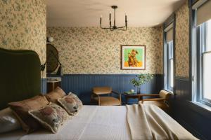 Llit o llits en una habitació de St. Elmo Hotel