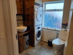 a bathroom with a washing machine and a sink at Rólegt in Ísafjörður