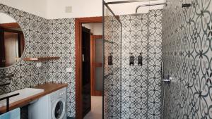 a bathroom with a shower and a sink at Villa Arzilla, Casa sul mare in Francavilla al Mare +87 photos