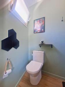 a bathroom with a white toilet in a room at Le Bourg - Studio 2pers -Climatisation et terrasse in Bourg-lès-Valence
