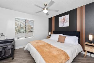 a bedroom with a bed and a ceiling fan at Chill 2BR Near ASU, Pool, Grill, Parking,Pet Frndly in Tempe +26 photos